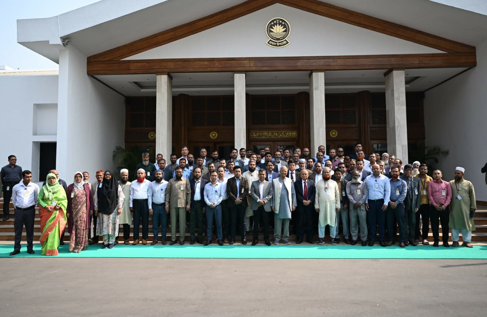 শেষ কর্মদিবসে ফটোসেশনে প্রধান উপদেষ্টা