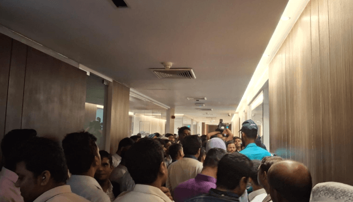 প্রশাসনের মূল কেন্দ্র সচিবালয়ে ভাতার দাবিতে অর্থ উপদেষ্টাকে অবরুদ্ধ করে রেখেছেন কর্মচারীরা।