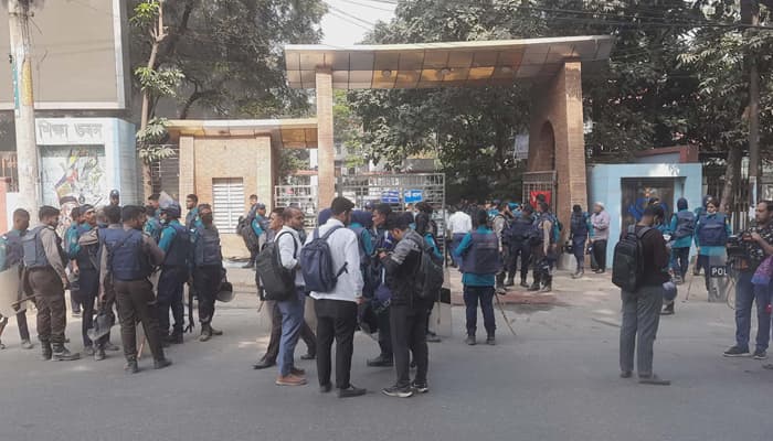 Thumbnail for অধ্যাদেশের দাবিতে রাস্তায় শিক্ষার্থীরা, শিক্ষা ভবনে নিরাপত্তা জোরদার