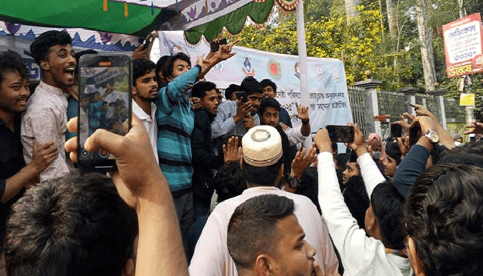 Thumbnail for অনুমোদন পেল ‘ঢাকা সেন্ট্রাল ইউনিভার্সিটি’ অধ্যাদেশ, শিক্ষার্থীদের উল্লাস