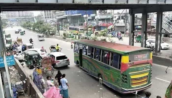 সড়কে বাস সংকট
