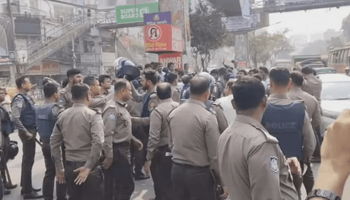 ঢাকা কলেজ শিক্ষার্থীদের সায়েন্সল্যাব মোড় অবরোধের চেষ্টা, পুলিশের বাধা