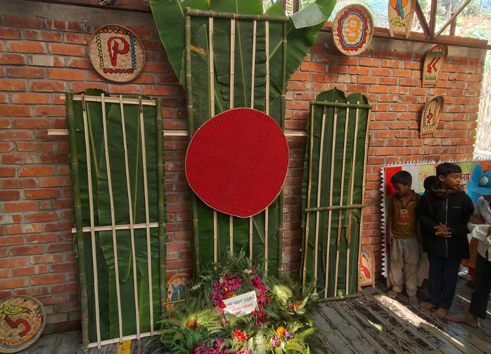 Thumbnail for কলাপাতা ও বাঁশের কঞ্চিতে নির্মিত শহীদ মিনারে ভাষা শহিদদের শ্রদ্ধা