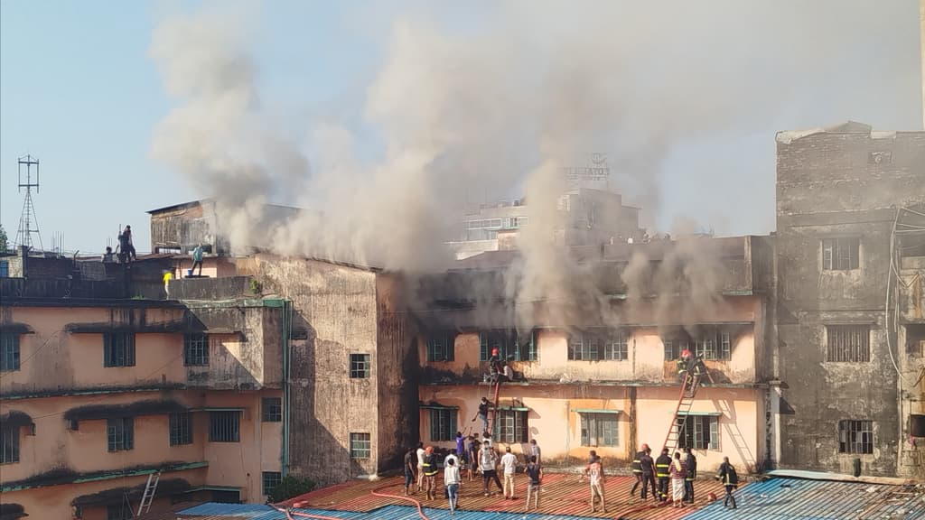 Thumbnail for চট্টগ্রামে কম্বলের গোডাউনের আগুন নিয়ন্ত্রণে