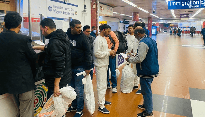 Thumbnail for যুক্তরাষ্ট্র থেকে ফিরলেন আরও ৩৬ বাংলাদেশি