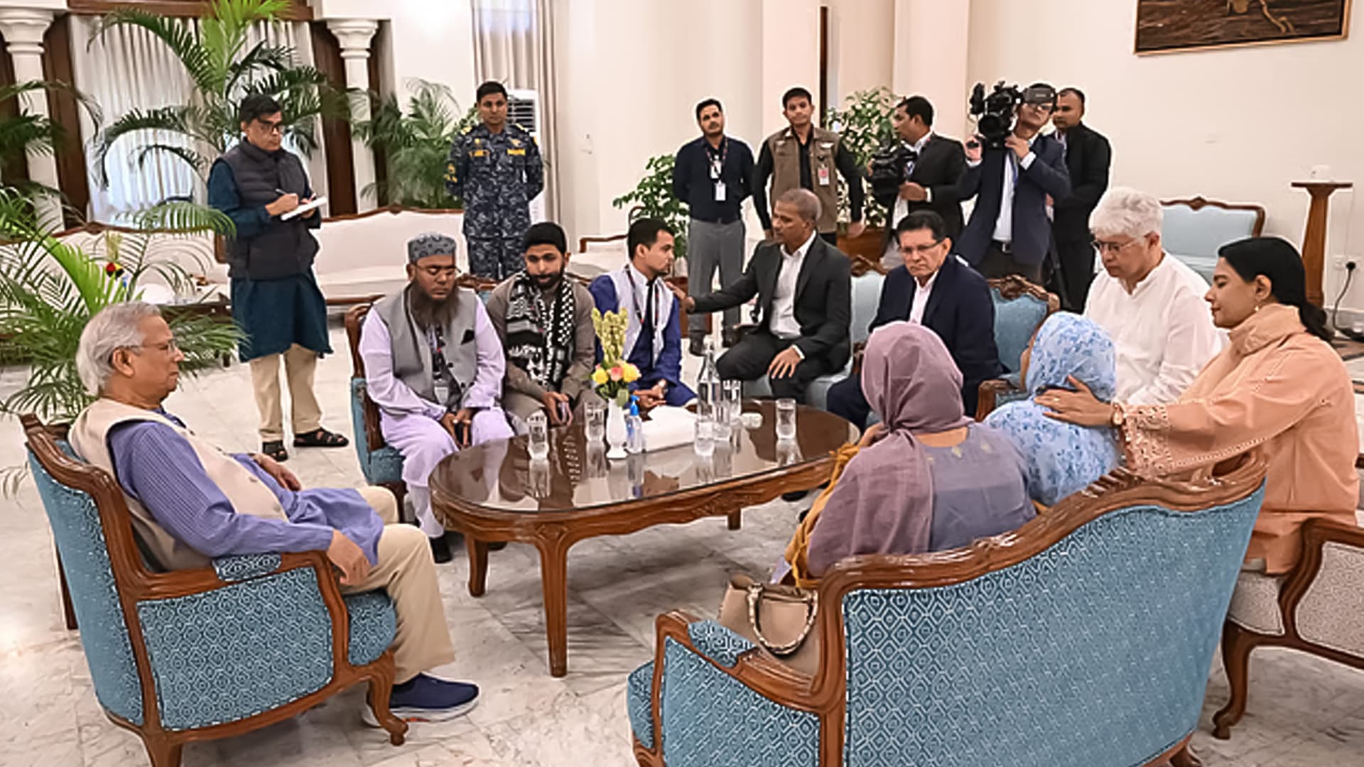 হাদির পরিবারকে প্রধান উপদেষ্টার আশ্বাস