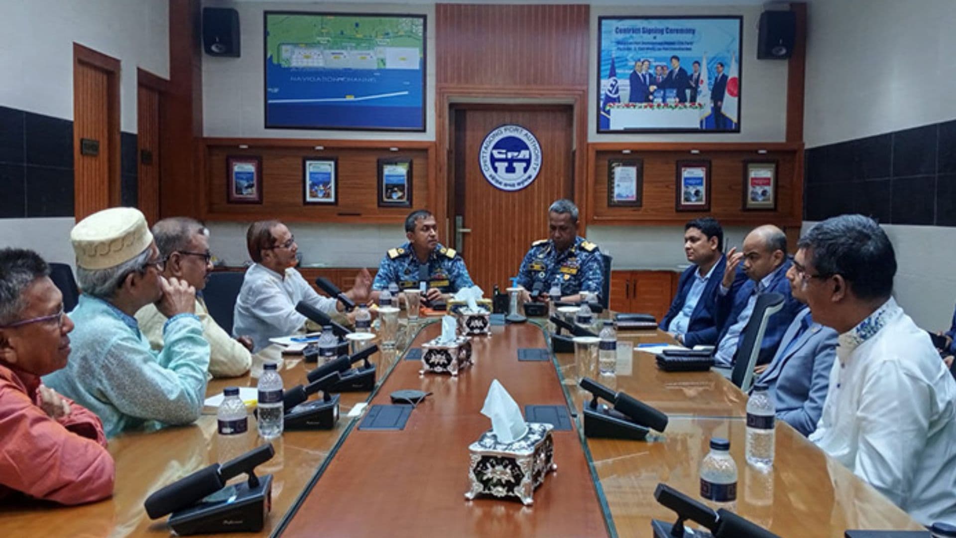 Thumbnail for বন্দরে অবরোধ: কর্মসূচি স্থগিত করলো 'বন্দর রক্ষা পরিষদ', অনড় স্কপ নেতারা