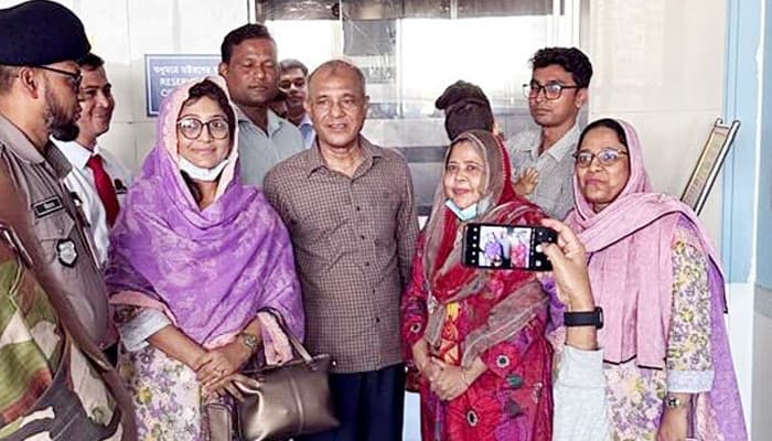 খালেদা জিয়ার খোঁজ নিতে এভারকেয়ারে স্বরাষ্ট্র উপদেষ্টা