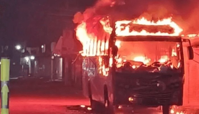 Thumbnail for ময়মনসিংহে থেমে থাকা বাসে দুর্বৃত্তের আগুন, নিহত একজন