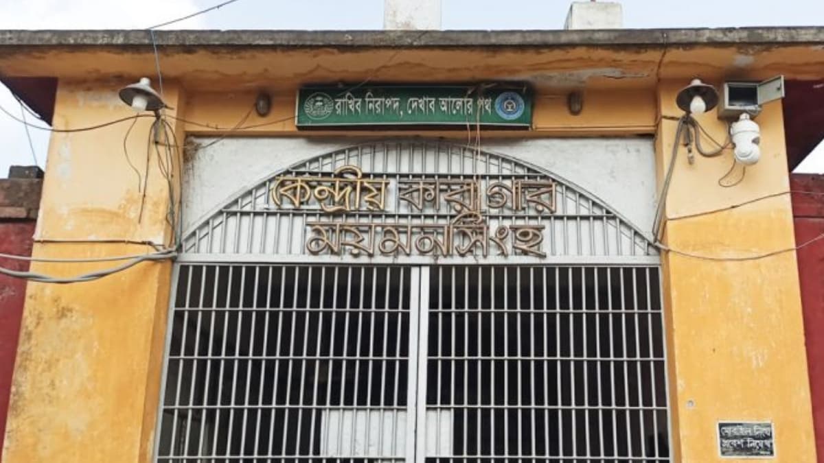 Thumbnail for জামিননামা ছাড়াই ‘ভুলে’ মুক্তি পাওয়া ৩ খুনি টাঙ্গাইলে গ্রেপ্তার: ডেপুটি জেলার বরখাস্ত