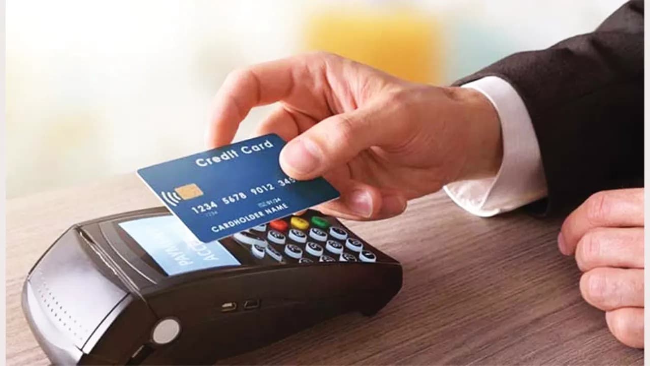 Thumbnail for রমজানে কেনাকাটার ধুম: কার্ডে ক্যাশব্যাক ও ‘বাই ওয়ান গেট ফোর’ অফারের ছড়াছড়ি