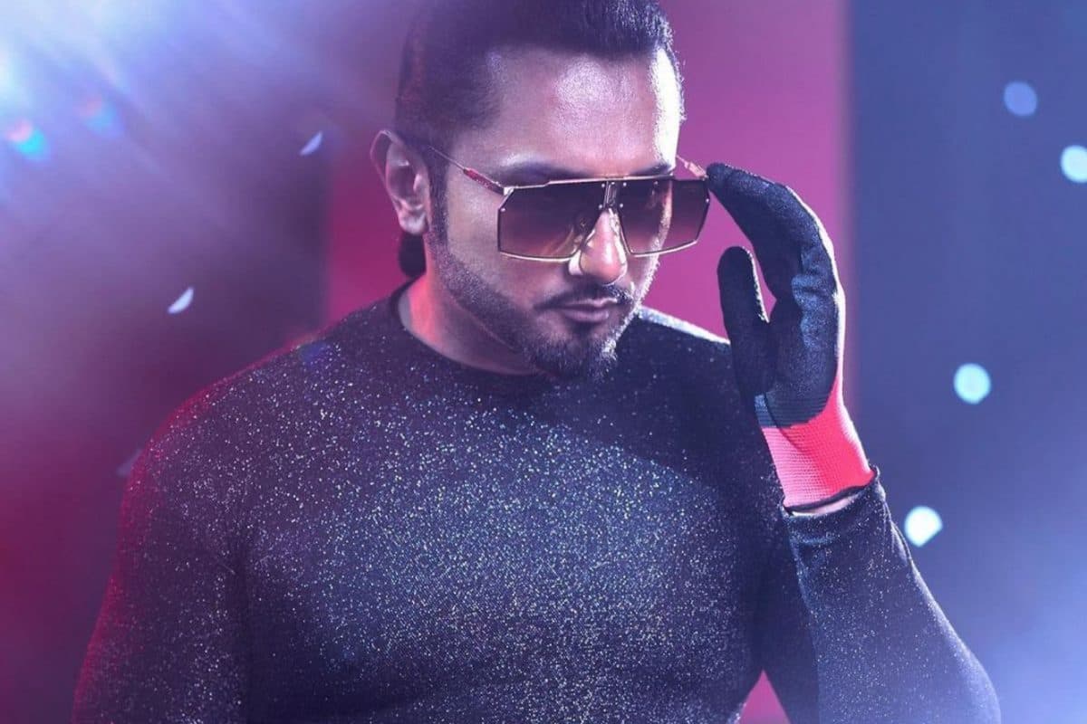 Thumbnail for দিল্লি কনসার্টে হানি সিংয়ের ‘অশ্লীল’ পরামর্শ: নেট দুনিয়ায় তোলপাড়