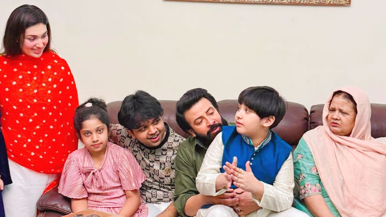 Thumbnail for পরিবার নিয়ে একসঙ্গে শাকিব-অপু, ভিডিও ভাইরাল