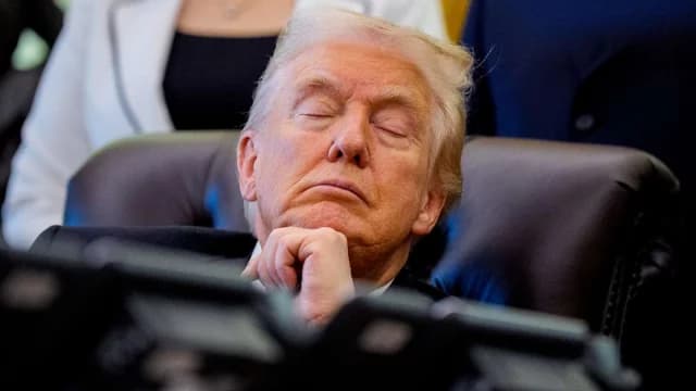 Thumbnail for নিজেকে ‘আগের চেয়ে বেশি চনমনে’ দাবি, বৈঠকে ঘুমালেন ট্রাম্প