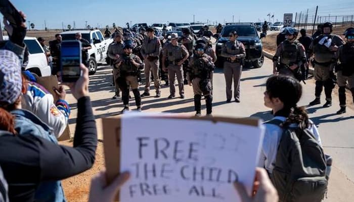 Thumbnail for অভিবাসন পুলিশের হাতে শিশু আটকের ঘটনায় কংগ্রেসম্যানের উদ্বেগ