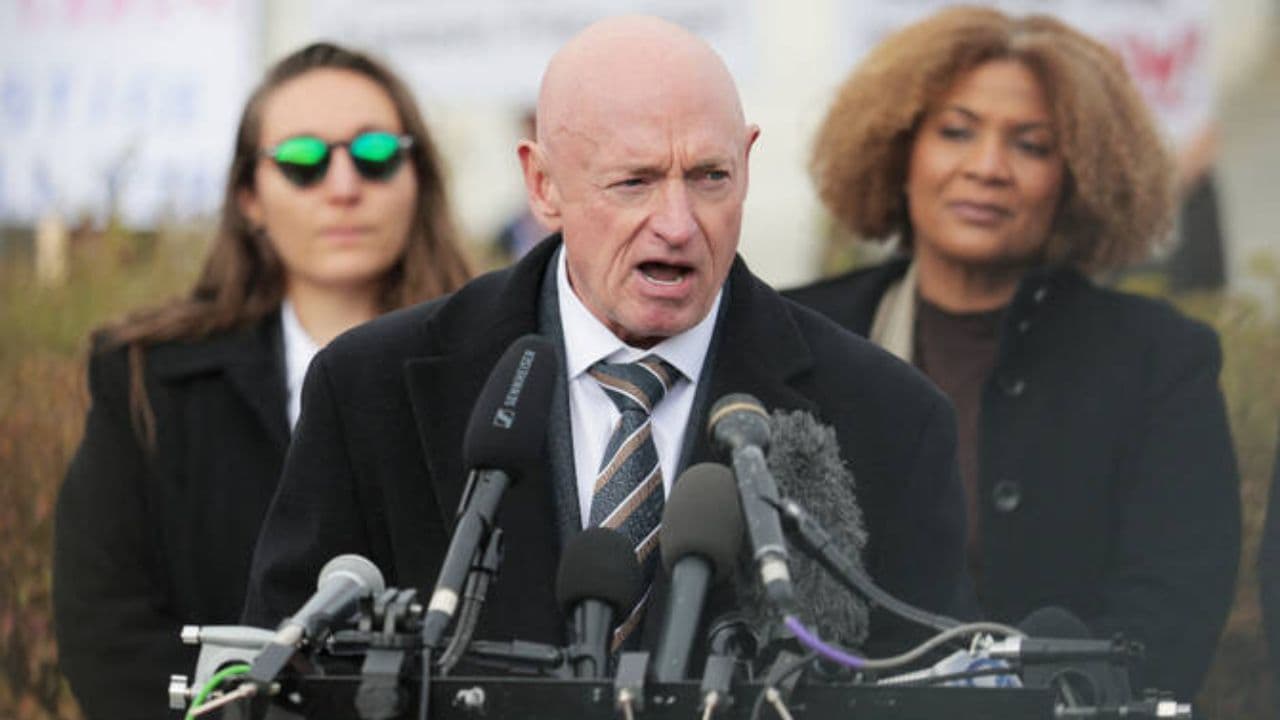 Thumbnail for কংগ্রেস সদস্যদের ভয় দেখাতে এফবিআইকে ব্যবহার করছেন ট্রাম্প, অভিযোগ ডেমোক্র্যাটদের