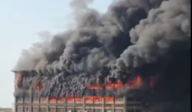 Thumbnail for সিইপিজেডে পোশাক কারখানায় ভয়াবহ আগুন, নিয়ন্ত্রণে ১৫ ইউনিট