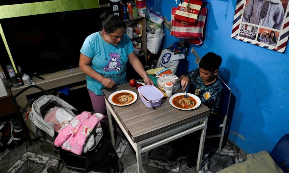 Thumbnail for খাবার কিনতে ঋণ করছেন আর্জেন্টিনার মানুষ