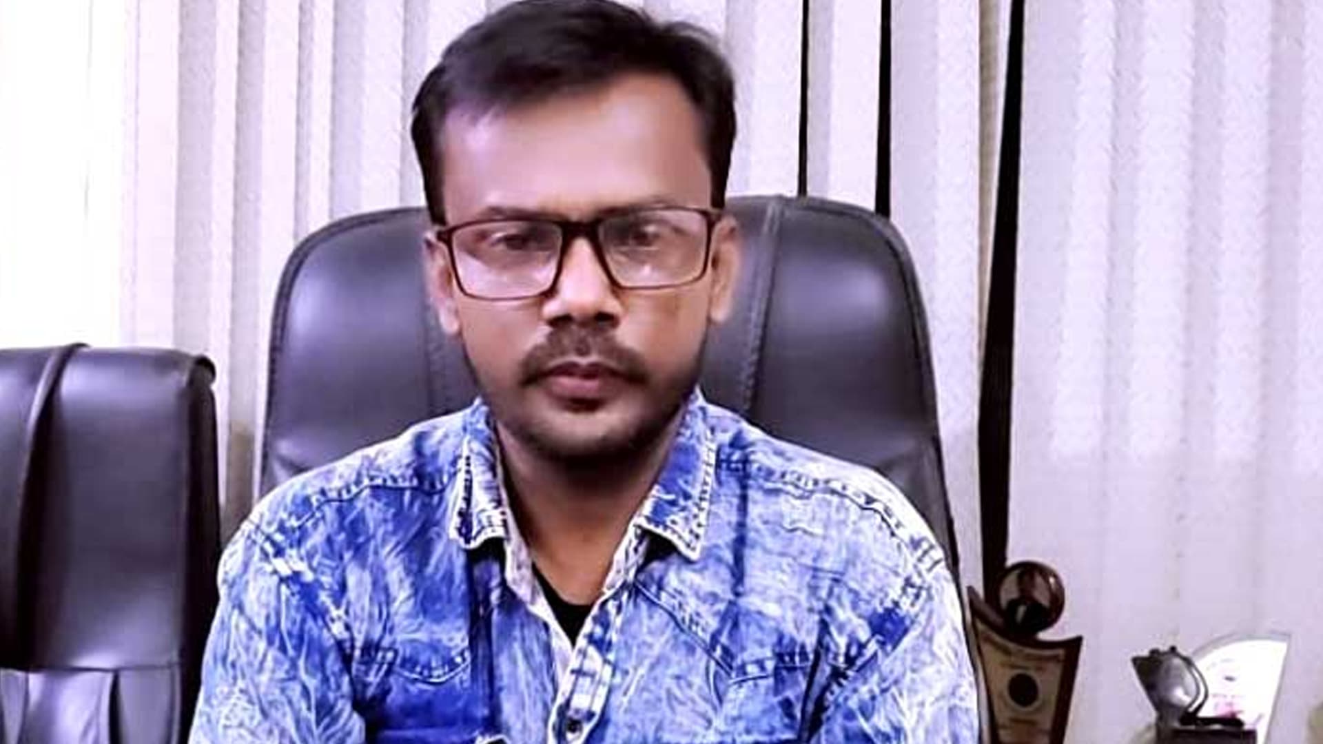 Thumbnail for আদালতের নির্দেশে মনোনয়নপত্র জমার সুযোগ পেলেন হিরো আলম