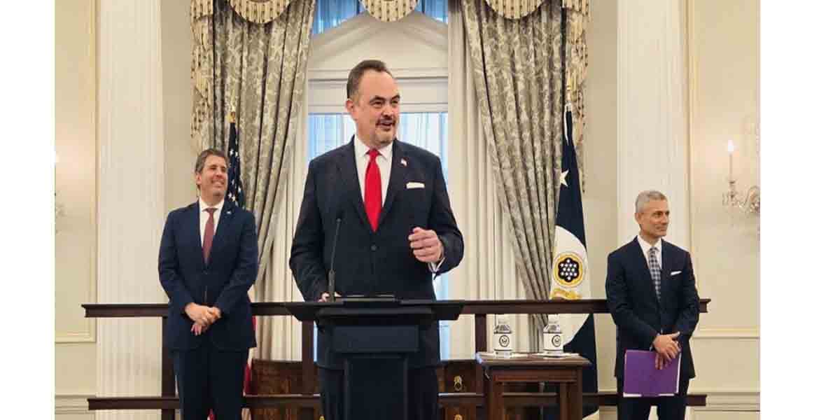 Thumbnail for শপথ নিলেন নতুন মার্কিন রাষ্ট্রদূত: ঢাকা মিশনে যোগ দিচ্ছেন শীঘ্রই