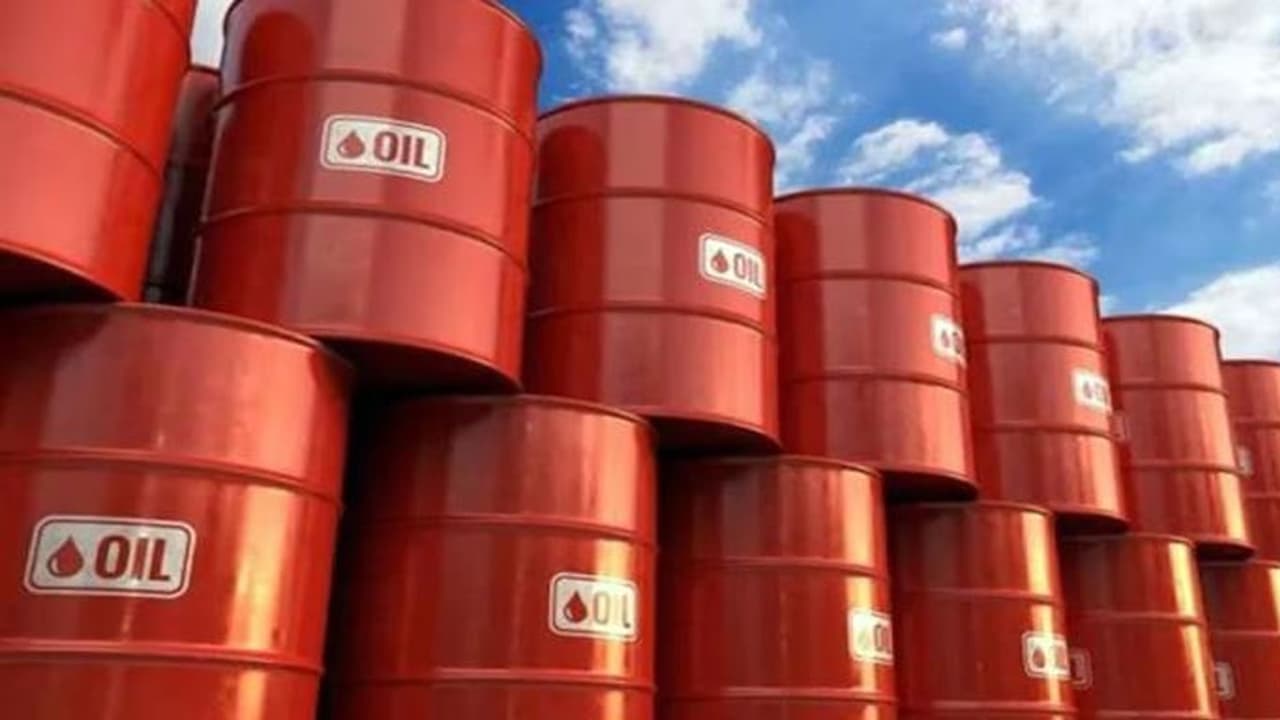 Thumbnail for তেলের বাজারে অস্থিরতা: উত্তাল ইরান,বেড়েছে তেলের দাম