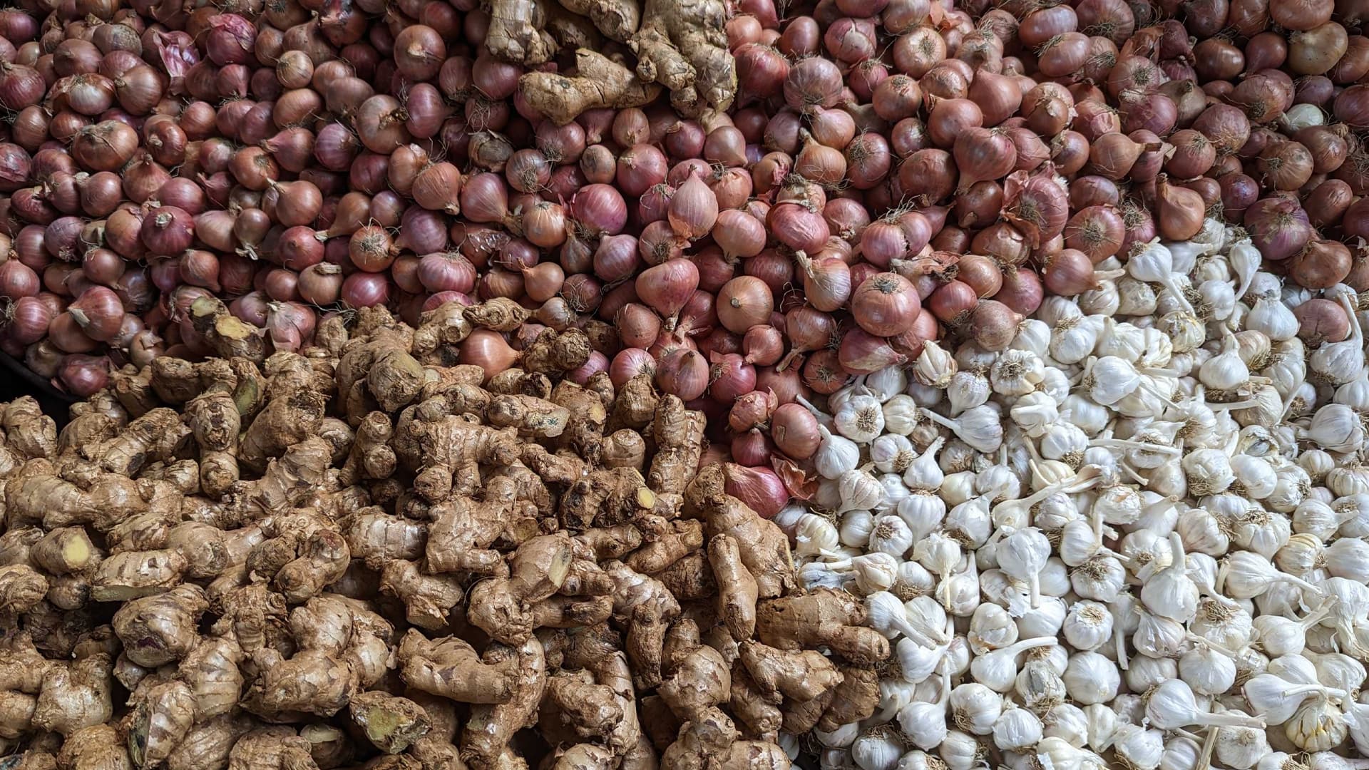 অভ্যুত্থান পরবর্তী বাজারে পেঁয়াজ-রসুনসহ বেশ কিছু পণ্যের দাম কমছে