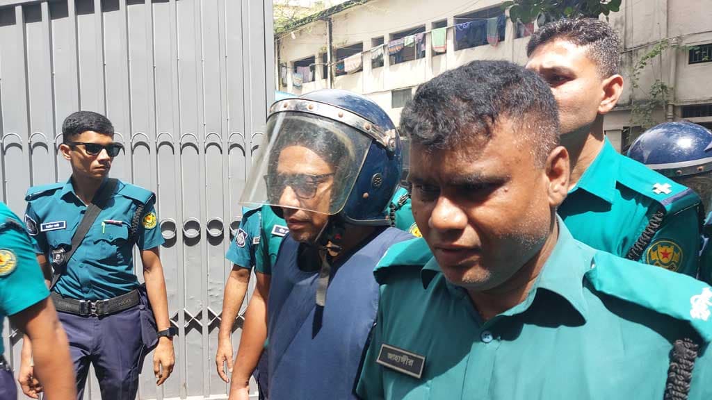 Thumbnail for হত্যাচেষ্টা মামলায় গ্রেফতার পলক: প্রিজন ভ্যানে ডিম নিক্ষেপ