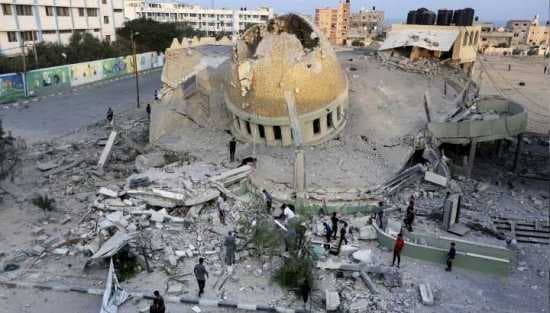 ইসরায়েলি হামলায় জ্বলছে ফিলিস্তিনের মসজিদ