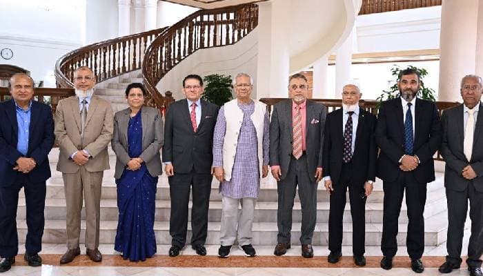 Thumbnail for নির্বাচন ও গণভোটের প্রস্তুতি সম্পর্কে প্রধান উপদেষ্টাকে অবহিত করলেন সিইসি