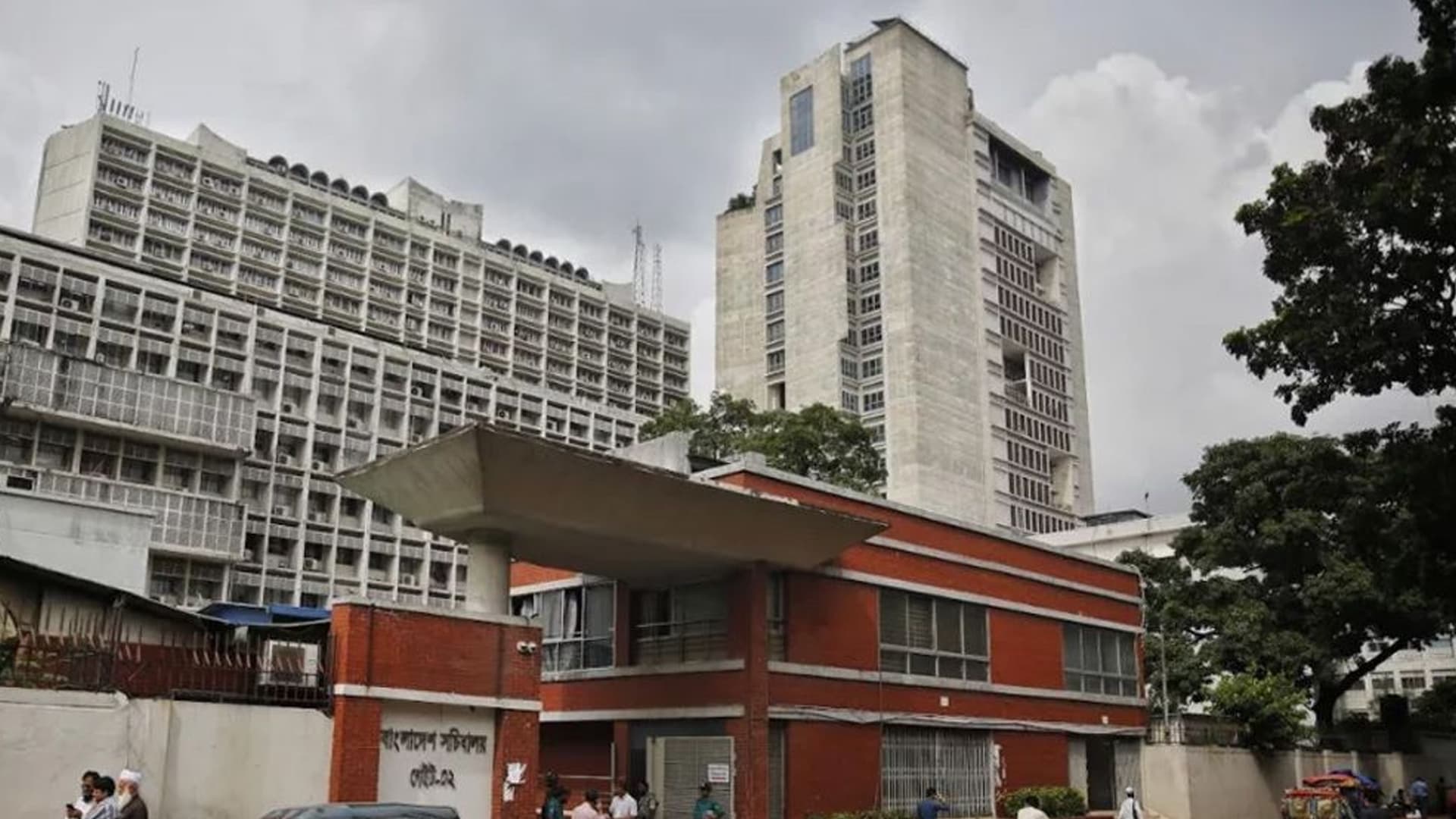 Thumbnail for সচিবালয়ে থাকবে তিন স্তরের নিরাপত্তা: ২ নভেম্বর আন্তঃমন্ত্রণালয় সভা