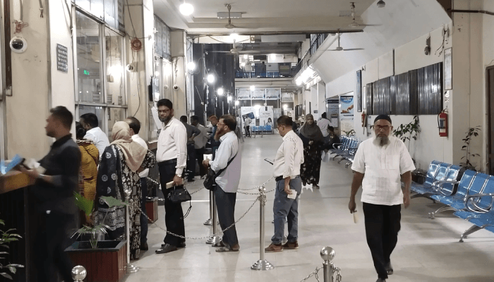 Thumbnail for লকডাউন তেমন প্রভাব ফেলেনি অফিসপাড়ায়, ব্যাংকগুলোর লেনদেন স্বাভাবিক