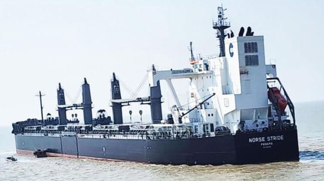 Thumbnail for ৬০ হাজার টন গম নিয়ে কুতুবদিয়ায় নোঙর করল আমেরিকার জাহাজ