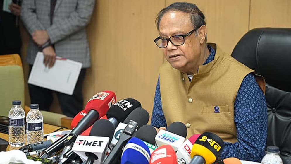 Thumbnail for অকার্যকর হওয়া পাঁচ ব্যাংকের গ্রাহকদের যে আশ্বাস দিলেন গভর্নর