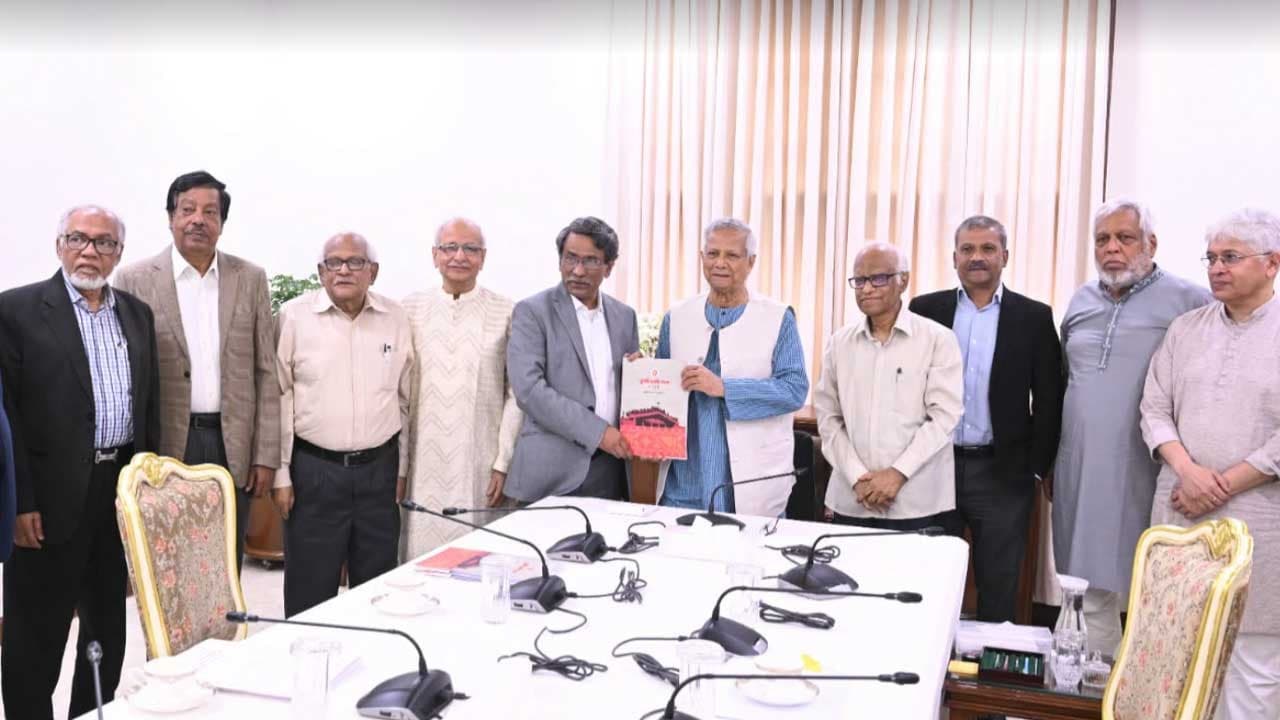 Thumbnail for জুলাই জাতীয় সনদ বাস্তবায়নের সুপারিশমালা প্রধান উপদেষ্টার কাছে হস্তান্তর