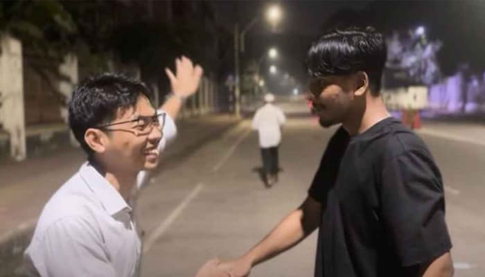 Thumbnail for ফোন ছিনতাই করলেন বৃদ্ধ- সবমিত্র চাকমা বললেন, মুরুব্বি যা করেন, সেটাই রাইট