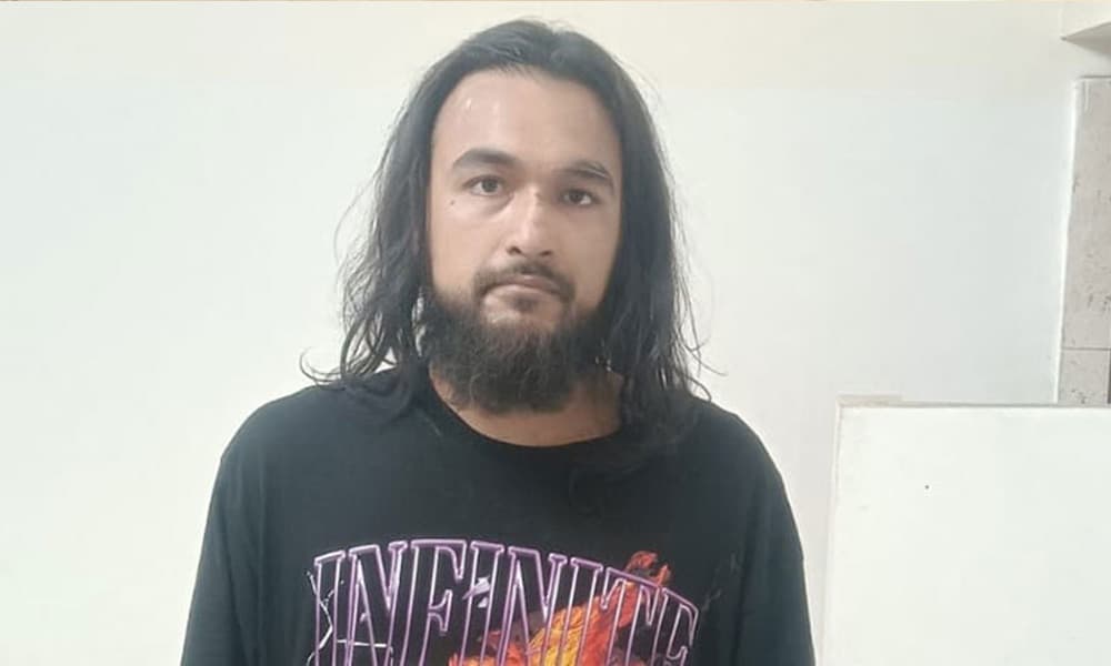 Thumbnail for আপসের শর্তে জামিন পেলেন নোবেল, আদালত প্রাঙ্গণেই গাইলেন গান