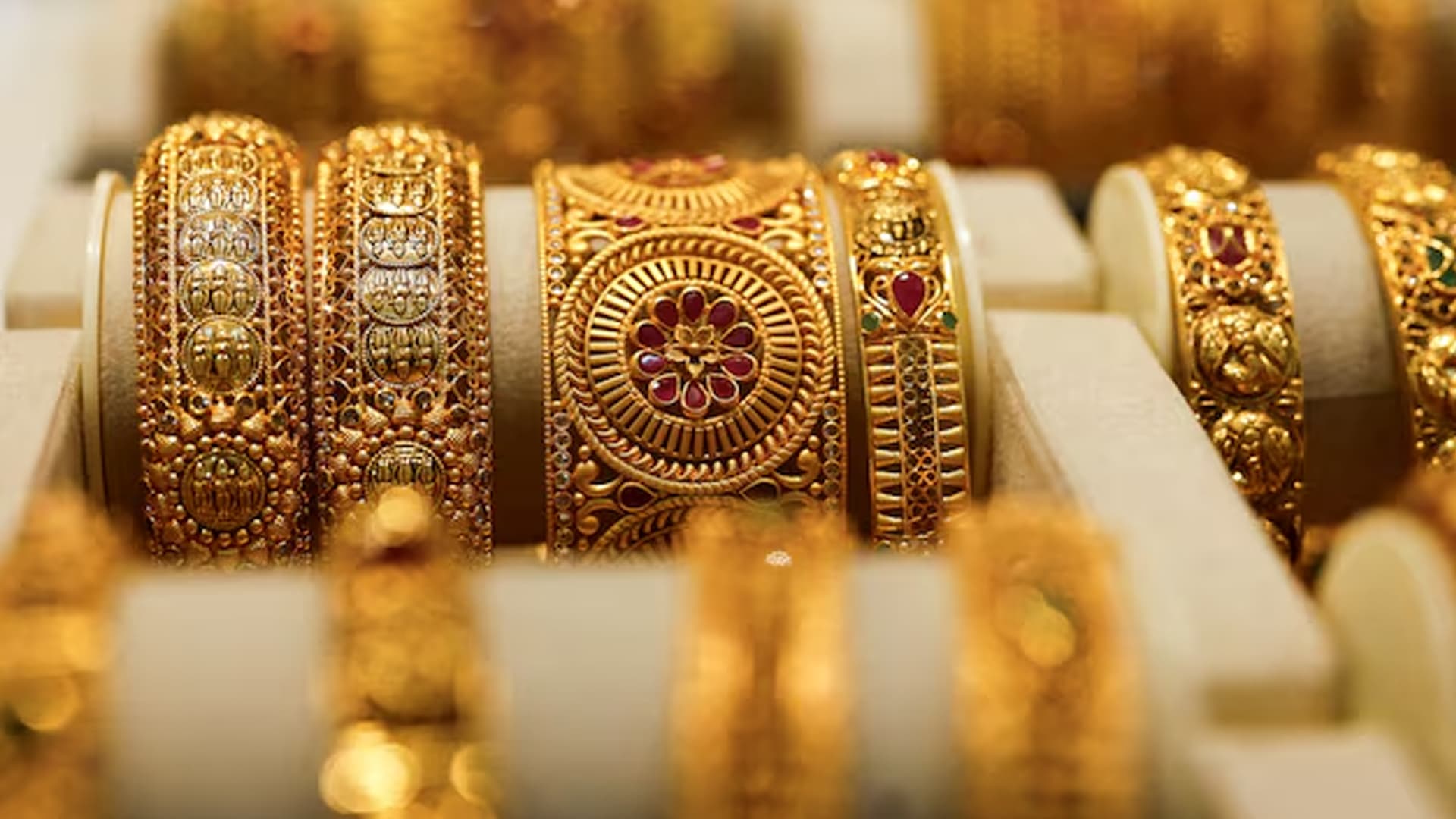 Thumbnail for স্বর্ণ ও রুপার দামে নতুন বিশ্বরেকর্ড: ভরিতে বাড়ল ৫,২৪৯ টাকা