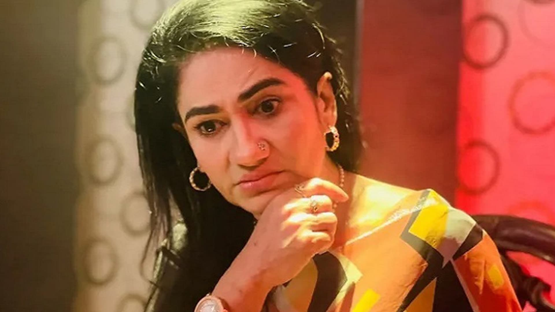 Thumbnail for উত্তরায় অভিনেত্রী মনিরা মিঠুর গাড়িতে ধাক্কা, ছেলেকে বেধড়ক পিটিয়ে আহত