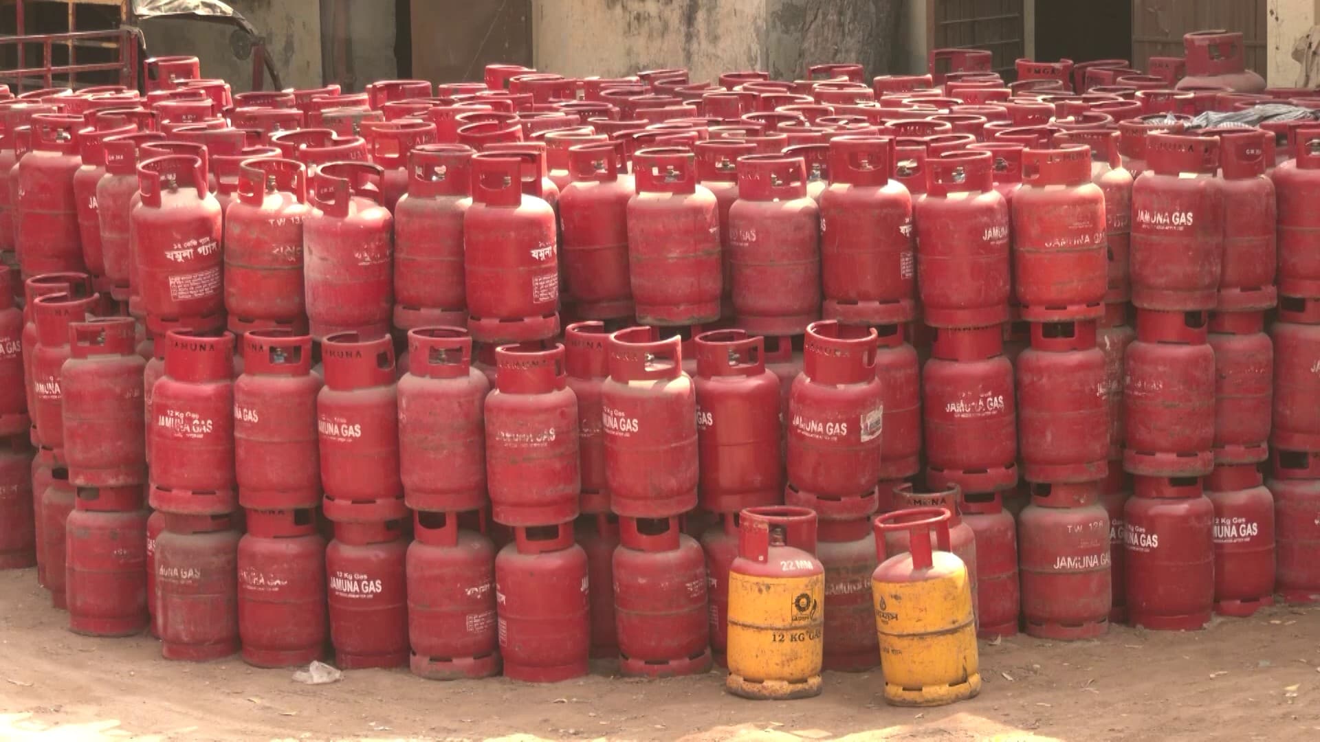 Thumbnail for এলপিজি সংকট মোকাবিলায় সরকার: ১১ দেশে বিপিসির জরুরি চিঠি, শুরু হচ্ছে সরাসরি আমদানি