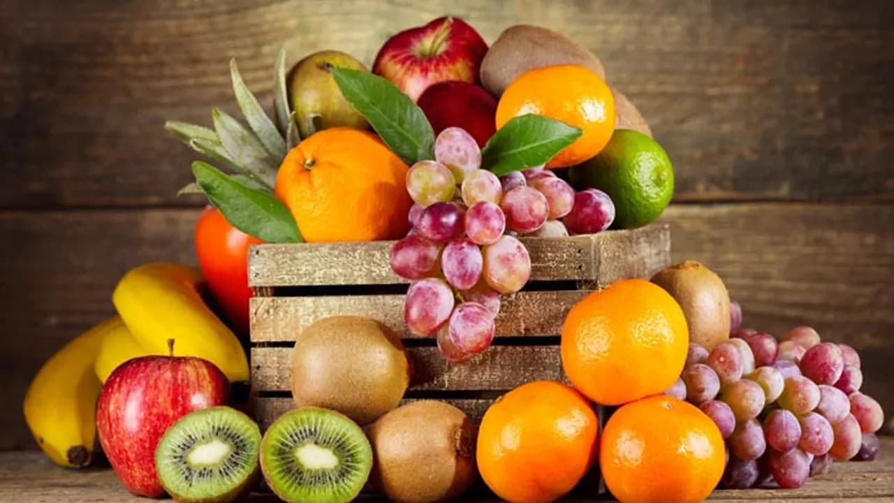 Thumbnail for রমজানের শুরুতেই ফলের বাজারে আগুন: আপেল-মাল্টায় কেজিতে বাড়ল ৬০ টাকা