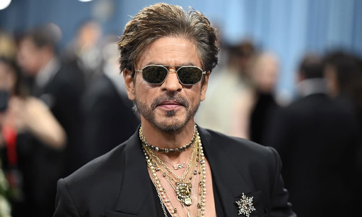 Thumbnail for অসুস্থতা ভুলে দিনে ২০ ঘণ্টা কাজ: শাহরুখের অবিশ্বাস্য পরিশ্রমে মুগ্ধ গোবিন্দ নমদেব