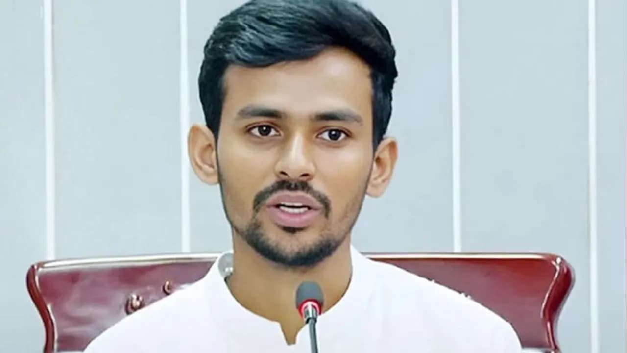 Thumbnail for ডাকসু ভিপি প্রার্থীকে সমর্থন করে সমালোচনার মুখে উপদেষ্টা আসিফ