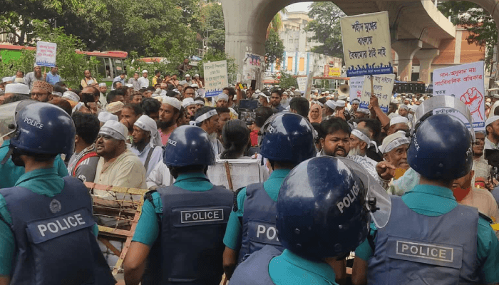 Thumbnail for ইবতেদায়ী শিক্ষকদের পদযাত্রা প্রেস ক্লাবের সামনে আটকে দিলো পুলিশ