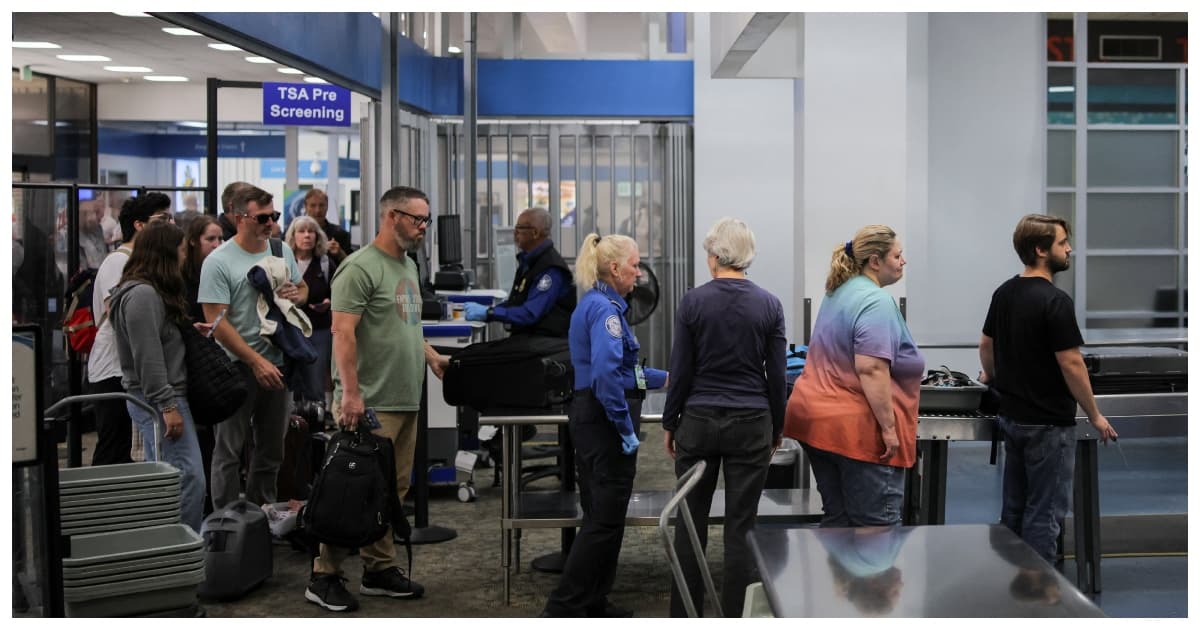 Thumbnail for আমেরিকায় প্রবেশে কঠোর নজরদারি, বিদেশিদের জন্য প্রযুক্তিনির্ভর ট্র্যাকিং চালু