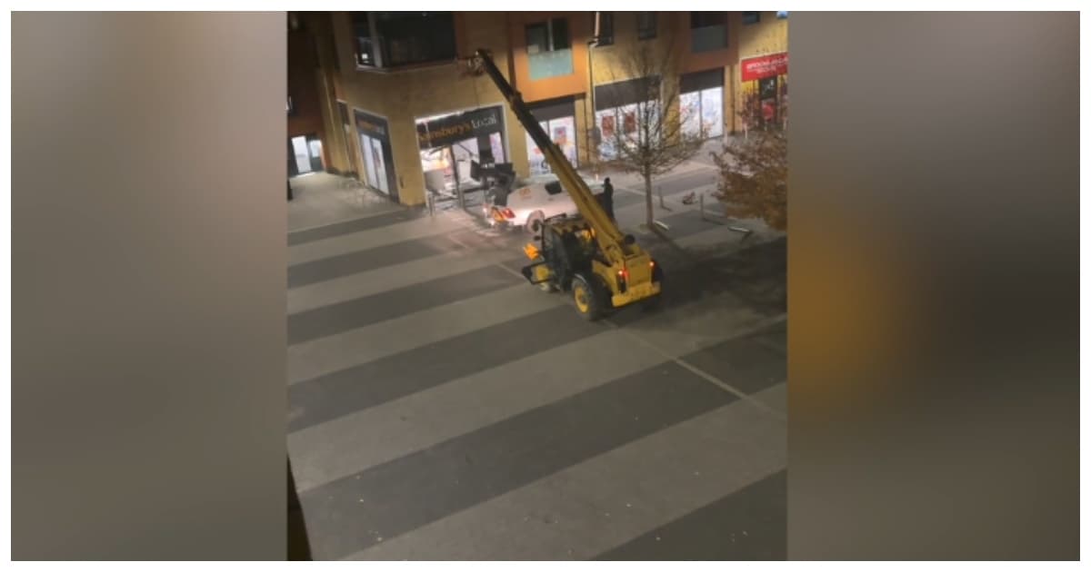 Thumbnail for এবার এটিএম মেশিন তুলে পালালো চোর!