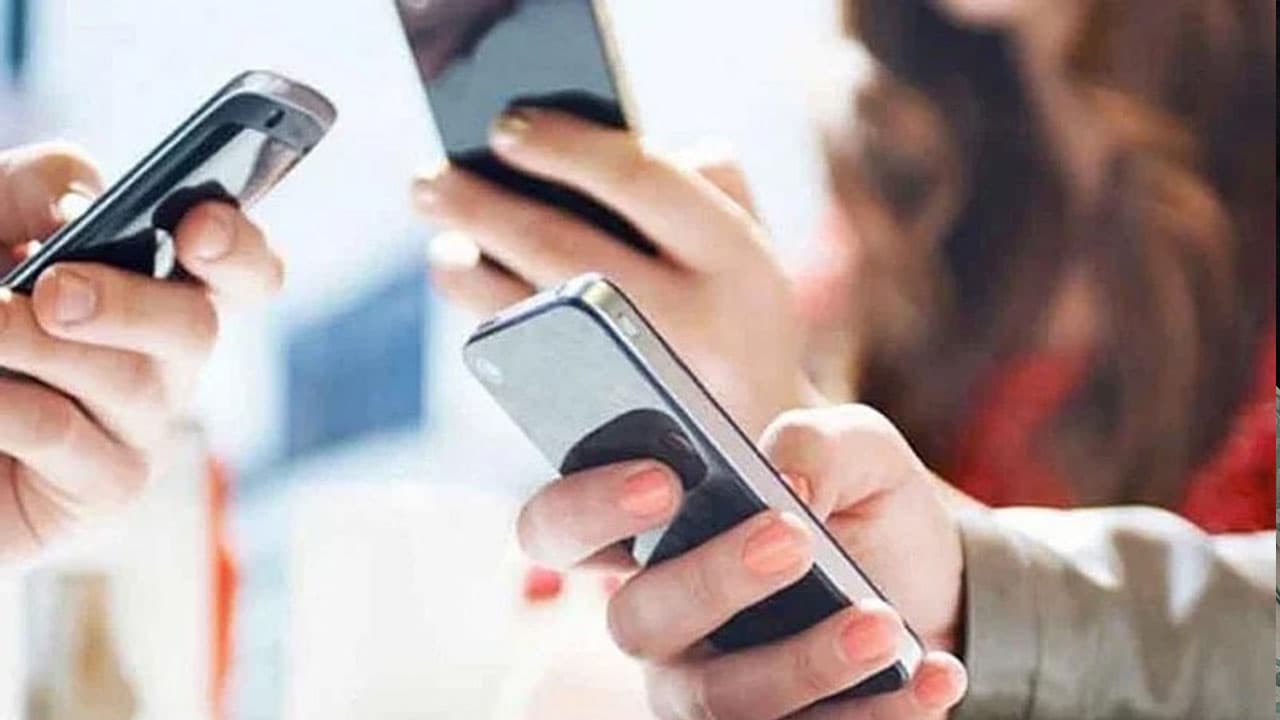 Thumbnail for স্মার্টফোনের দামে বিশাল ছাড়: শুল্ক কমানোর সুফল পাবেন সাধারণ ক্রেতারা