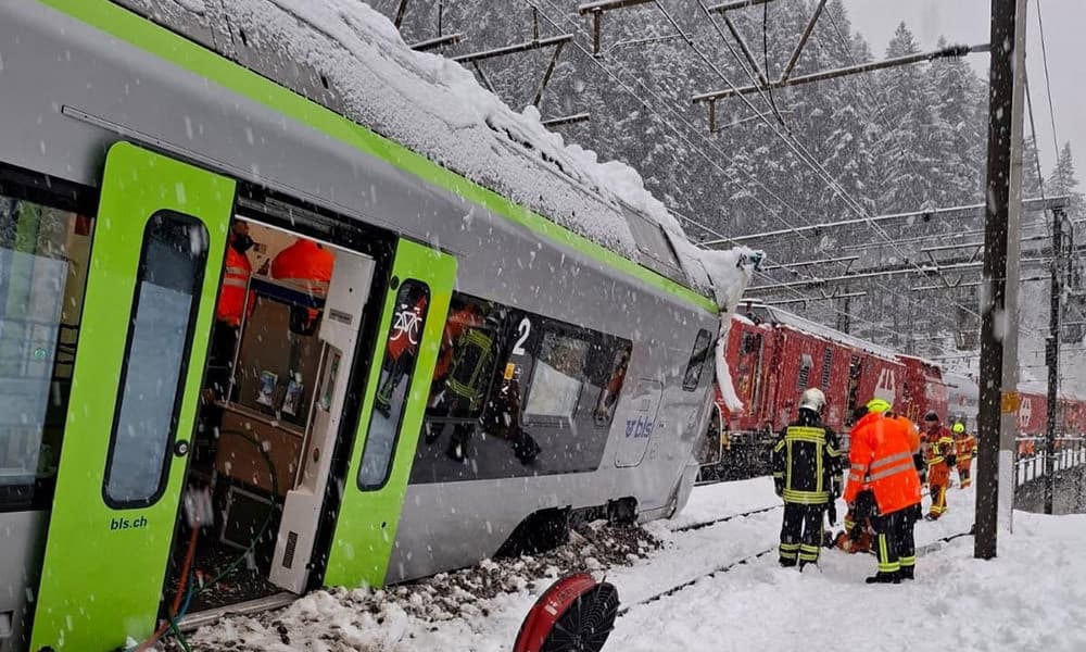 Thumbnail for সুইজারল্যান্ডে তুষারধসে ট্রেন লাইনচ্যুত